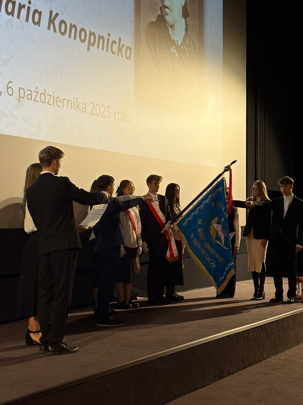 Zdjęcie Ślubowanie kl 1 2025 (52)d2d29209-a02f-44a0-8f1e-59add8b48e95.jpg w galerii Ślubowanie klas pierwszych (6.10.2025)